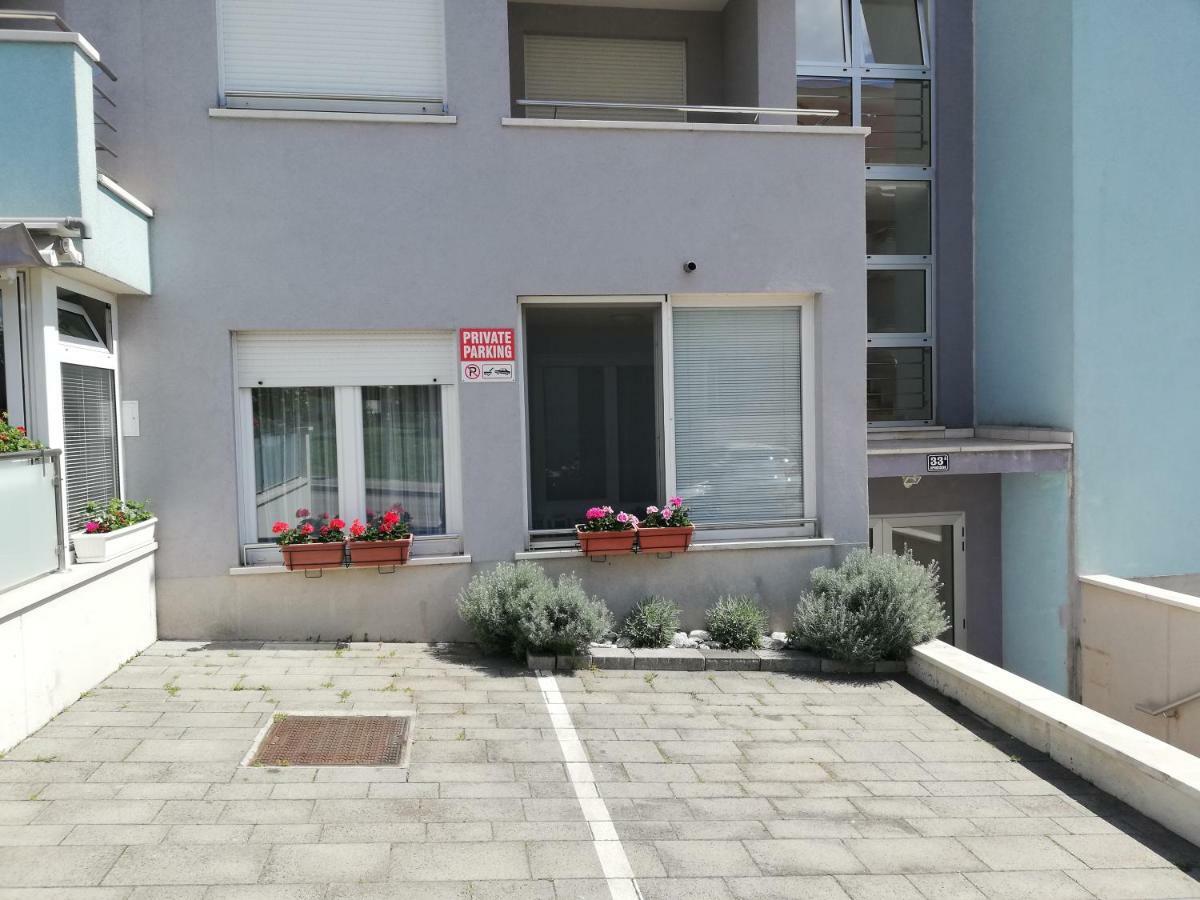 Near Beach Apartment Reno With Private Parking Split Exterior photo