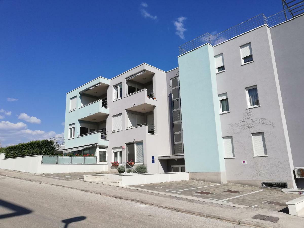 Near Beach Apartment Reno With Private Parking Split Exterior photo